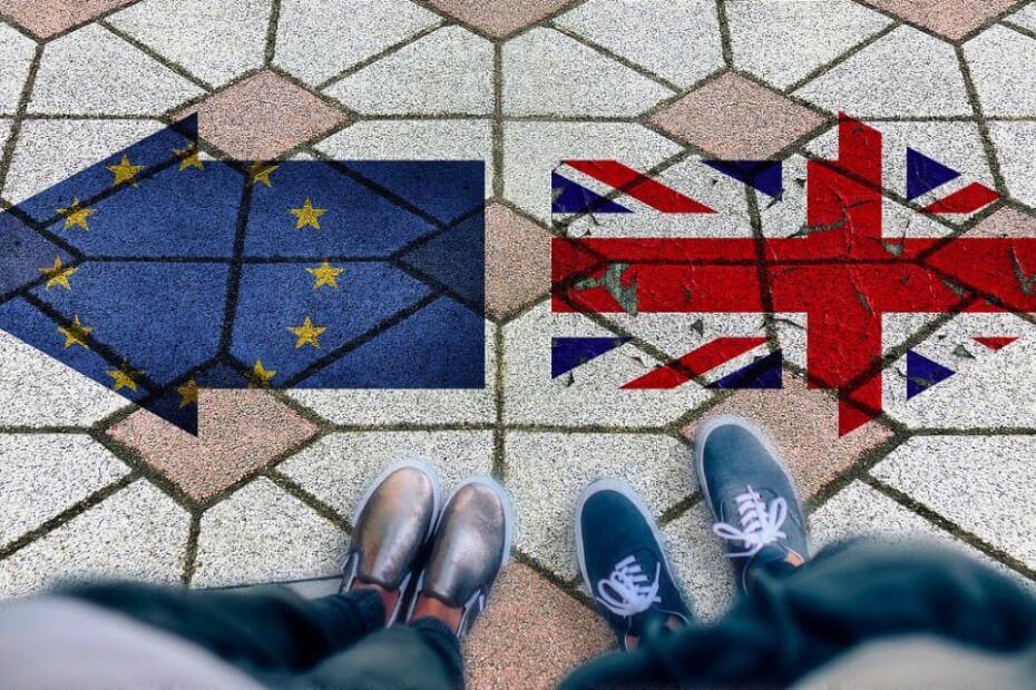 El jefe de turismo británico dice que la prohibición de los carnés de identidad de la UE fue "desastrosa"