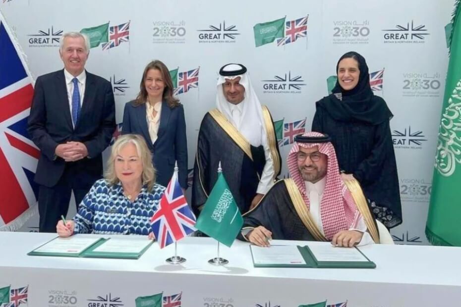 Iso-Britannia ja Saudi-Arabia allekirjoittavat sopimuksen matkailun edistämisestä Great Futures Expo -messuilla.