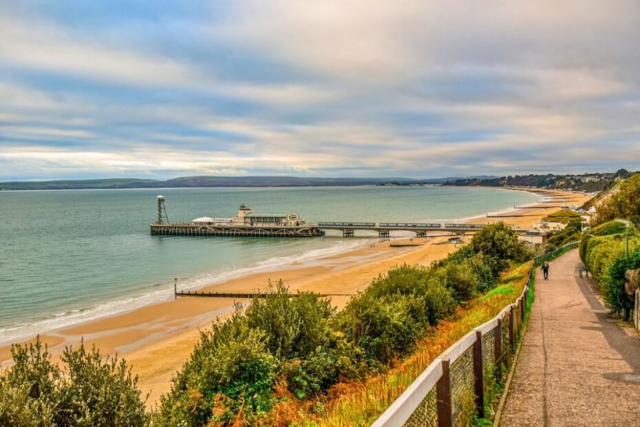 Taxa turística para as cidades costeiras de Dorset suspensa devido ao recurso de mais de 40 hotéis