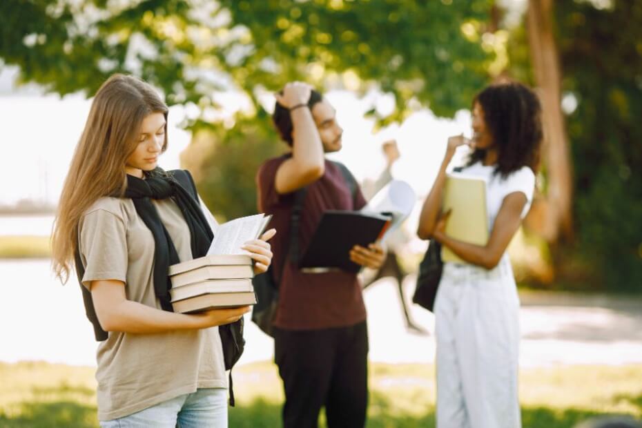 As universidades do Reino Unido enfrentam dificuldades financeiras porque o número de vistos de estudantes estrangeiros atingiu o nível mais baixo em 20 anos