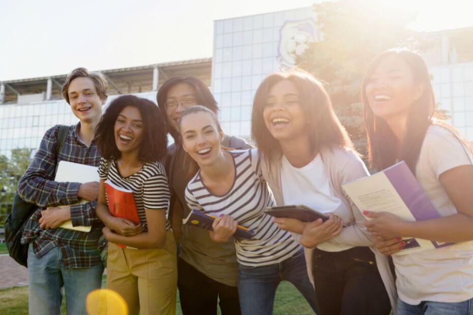 O baixo número de participantes da mobilidade de jovens no Reino Unido em 2023 alimenta a esperança de um acordo de mobilidade de jovens com a UE